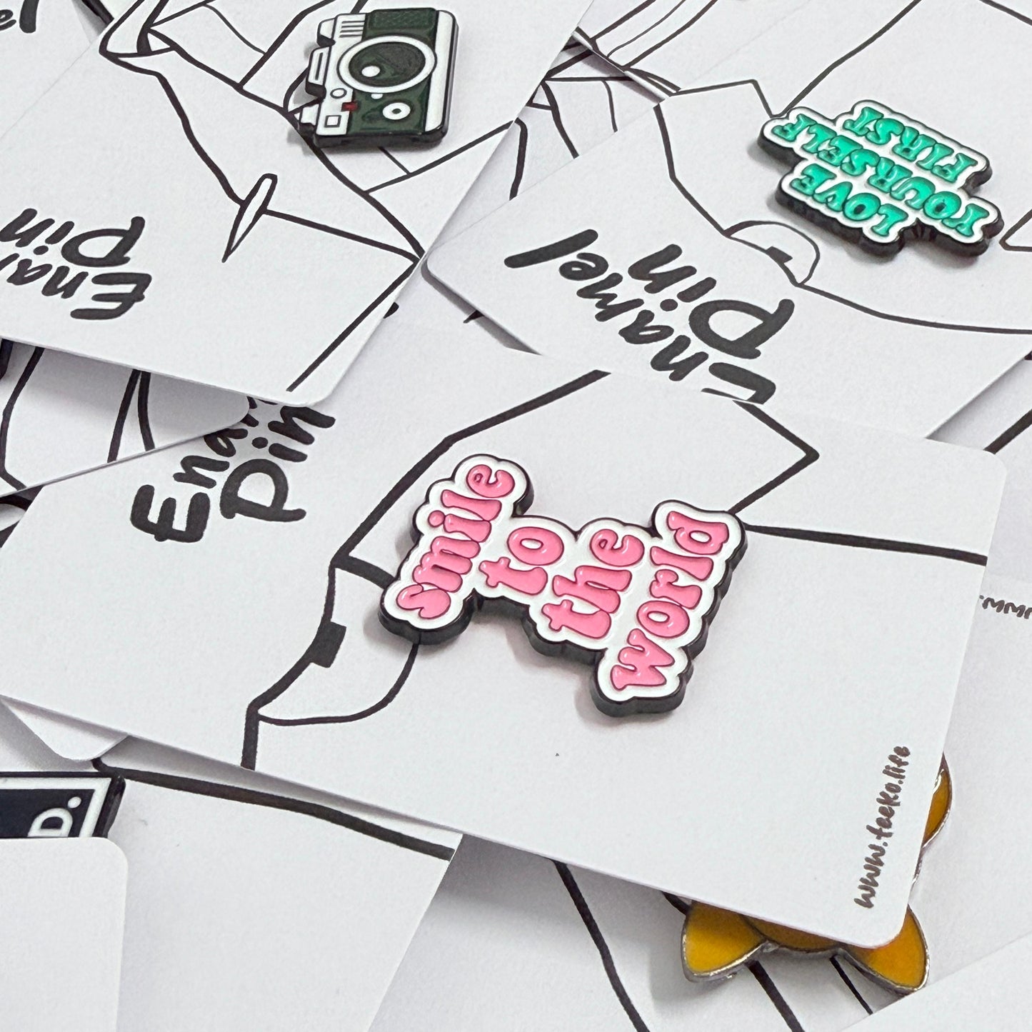 Enamel Pin Typography - Smile to the World